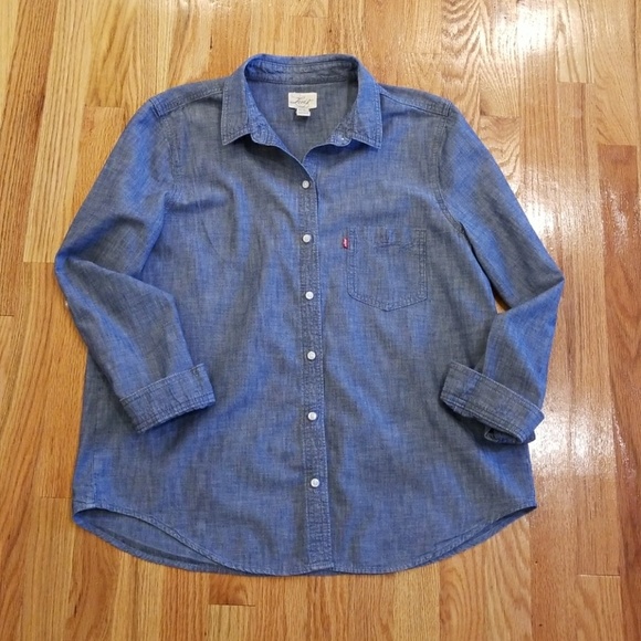 Levi's Tops - 🇺🇸Price drop again! Levi chambray button down